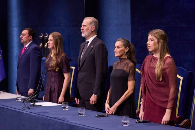 October 24, 2025, Oviedo, Oviedo, Spain: KING FELIPE VI of Spain, QUEEN LETIZIA of Spain, FORMER QUEEN SOFIA, CROWN PRINCESS LEONOR of Spain and PRINCESS SOFIA of Spain attend the Princesa de Asturias Awards 2025 ceremony Oviedo Spain - ZUMAc260 20251024_zep_c260_097 Copyright: xMikexChicorrox
