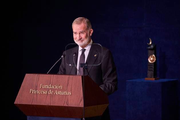 October 24, 2025, Oviedo, Oviedo, Spain: KING FELIPE VI of Spain, QUEEN LETIZIA of Spain, FORMER QUEEN SOFIA, CROWN PRINCESS LEONOR of Spain and PRINCESS SOFIA of Spain attend the Princesa de Asturias Awards 2025 ceremony Oviedo Spain - ZUMAc260 20251024_zep_c260_099 Copyright: xMikexChicorrox