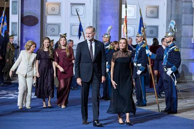 October 24, 2025, Oviedo, Oviedo, Spain: KING FELIPE VI of Spain, QUEEN LETIZIA of Spain, FORMER QUEEN SOFIA, CROWN PRINCESS LEONOR of Spain and PRINCESS SOFIA of Spain attend the Princesa de Asturias Awards 2025 ceremony Oviedo Spain - ZUMAc260 20251024_zep_c260_107 Copyright: xMikexChicorrox