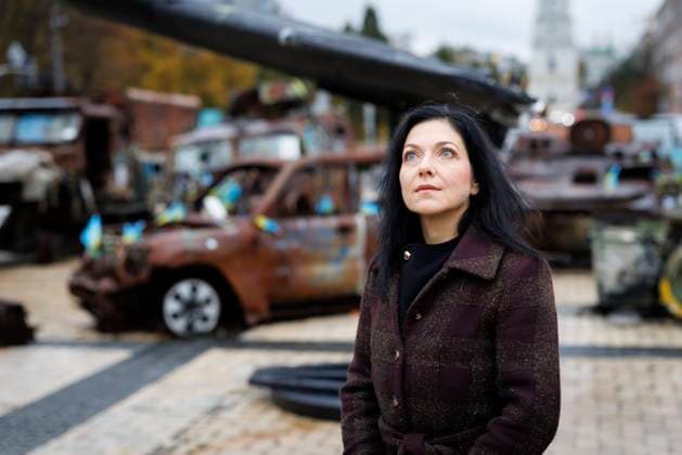 News Themen der Woche KW 43 News Bilder des Tages Katherina Reiche (CDU), Bundesministerin fuer Wirtschaft und Energie, reist in die Ukraine. Hier auf dem Michaelsplatz zwischen zerstoerten Fahrzeugen. Kyjiw, 25.10.2025. Fotografiert im Auftrag des BMWE Kyjiw Ukraine *** Katherina Reiche CDU , Federal Minister for Economic Affairs and Energy, travels to Ukraine Here on St. Michaels Square between destroyed vehicles Kyiv, 25 10 2025 Photographed on behalf of the BMWE Kyiv Ukraine Copyright: xThomasxImo BMWEx