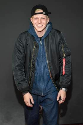 abb Haftbefehl Leonhard Kunz as a guest on the red carpet of the special screening event of the Netflix documentary Highlight Babo The Haftbefehl Story at the Astor Film Lounge on 24 10 2025in Berlin Berlin Germany