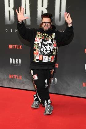 abb Haftbefehl Oliver Polak as a guest on the red carpet of the special screening event of the Netflix documentary Highlight Babo The Haftbefehl Story at the Astor Film Lounge on 24 10 2025in Berlin Berlin Germany