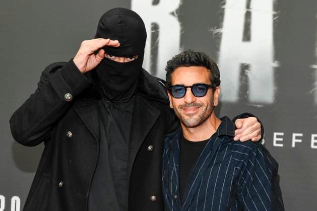 Entertainment Themen der Woche KW43 abb Haftbefehl- Aykut Anhan mit Sturmhaube und Elyas M Barek zu Gast auf dem roten Teppich des Special Screening Event dem Netflix Doku Highlight Babo Die Haftbefehl Story in der Astor Film Lounge am 24.10.2025in Berlin Berlin Deutschland *** abb Haftbefehl Aykut Anhan with balaclava and Elyas M Barek as guests on the red carpet of the special screening event of the Netflix documentary highlight Babo The Haftbefehl Story at the Astor Film Lounge on 24 10 2025in Berlin Berlin Germany