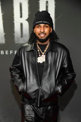 abb Haftbefehl Rapper Reezy as a guest on the red carpet of the special screening event of the Netflix documentary highlight Babo The Haftbefehl Story at the Astor Film Lounge on 24 10 2025in Berlin Berlin Germany