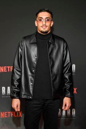 abb Haftbefehl Capo Rapper as guest on the red carpet of the special screening event of the Netflix documentary highlight Babo The Haftbefehl Story at the Astor Film Lounge on 24 10 2025in Berlin Berlin Germany