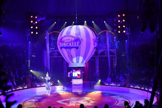 Roncalli ARTistART Premiere mit Clown Gensi im Werksviertel am Ostbahnhof am 24.10.2025 in Muenchen Circus Roncalli ARTistART Premiere in Muenchen *** Roncalli ARTistART Premiere with Clown Gensi in the Werksviertel at Ostbahnhof on 24 10 2025 in Munich Circus Roncalli ARTistART Premiere in Munich 