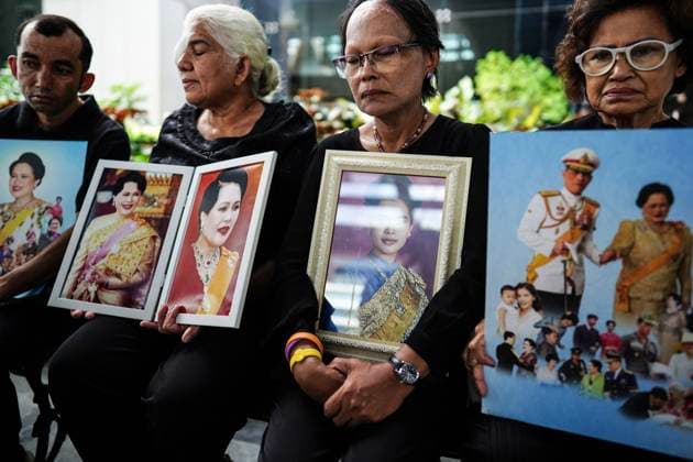 News Themen der Woche KW 43 Thai Queen Mother Sirikit Passes Away. Thai mourners gather for Queen Mother Sirikit after the announcement of her death at King Chulalongkorn Memorial Hospital in Bangkok, Thailand, on October 25, 2025. The Royal Household Bureau issues a statement in Bangkok on October 25, 2025, stating that Queen Mother Sirikit dies at the age of 93 on October 24, 2025. Bangkok Bangkok Thailand  Copyright: xAnusakxLaowilasx originalFilename: laowilas-notitle251025_npcTM.jpg