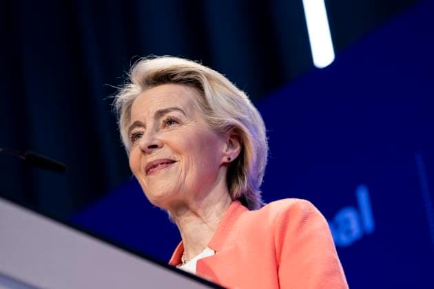News Themen der Woche KW 43 News Bilder des Tages Ursula von der Leyen auf der BGD 2025 Ursula von der Leyen, Präsidentin der Europäischen Kommission, hält die Grundsatzrede beim Berlin Global Dialogue 2025 zum Thema Doubling Down on Europe in a Multipolar World (Europa in einer multipolaren Welt stärken) im Anschluss an eine Podiumsdiskussion mit RenÃ Obermann, Vorstandsvorsitzender von Airbus, Anish Shah, CEO von Mahindra, Jean-Christoph Tellier, CEO von UCB, Suzanne Lynch und dem Brüsseler Büroleiter von Bloomberg. Am 25. Oktober 2025 an der ESMT Berlin. *** Ursula von der Leyen at BGD 2025 Ursula von der Leyen, President of the European Commission, delivers the keynote speech at the Berlin Global Dialogue 2025 on Doubling Down on Europe in a Multipolar World Strengthenin Copyright: xEVENTPRESSxJeremyxKnowlesx