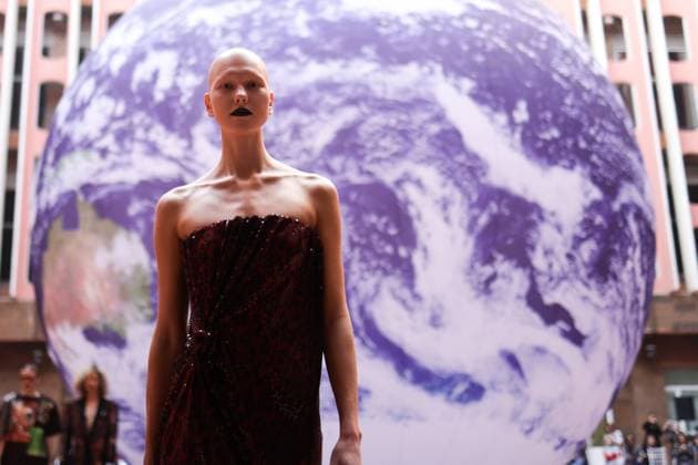 Entertainment Themen der Woche KW43 Entertainment Bilder des Tages ARMENIA, YEREVAN - OCTOBER 25, 2025: A woman models creations during a runway show for Armenian fashion designer Manuk Aleksanyan as part of Yerevan Fashion Week 2025 at the Meridian Expo and Event Centre Yerevan Armenia  - ZUMAt113 20251025_zaa_t113_271 Copyright: xAlexanderxPatrinx