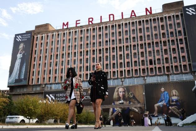 ARMENIA, YEREVAN - OCTOBER 25, 2025: Women visit Yerevan Fashion Week 2025 at the Meridian Expo and Event Centre Yerevan Armenia  - ZUMAt113 20251025_zaa_t113_275 Copyright: xAlexanderxPatrinx