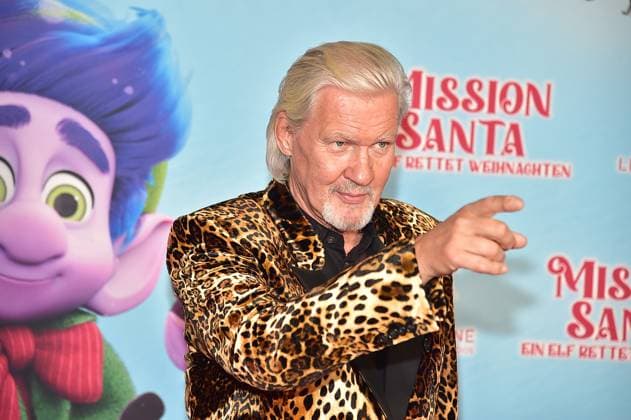 MISSION SANTA, an ELf saves Christmas Jonny Logan, Sanger, sings the theme song for the movie Arrival, red carpet for the premiere of the animated film for children MISSION SANTA, an ELf saves Christmas in Berlin on 25 10 2025 Photopress Mueller