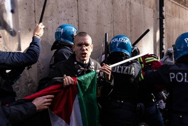 News Themen der Woche KW 43 Protest Against The Presence Of Foreign Minister Antonio Tajani And Minister Bernini In Turin, Italy, on October 25, 2025, pro-PAL protesters clash with police, who charge at them and push them away from the area. The protest is in response to Foreign Minister Antonio Tajani and Minister Bernini, who arrive to attend a House of Representatives meeting convened by Forza Italia. Torino Italy  Copyright: xMauroxUjettox originalFilename: ujetto-protesta251025_npZzu.jpg