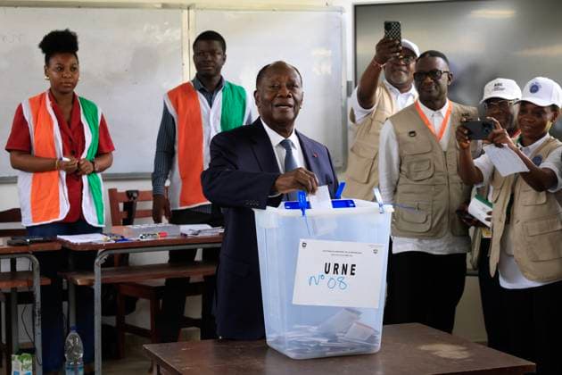 News Themen der Woche KW 43 Presidential elections in Abidjan, Ivory Coast Ivory Coast president Alassane Ouattara casts his ballot in the presidential elections in Abidjan, Ivory Coast October 25, 2025. Matrix Image Joseph Zahui Abidjan Ivory Coast  Copyright: xMatrixxImagesx xJosephxZahuix