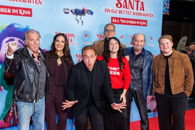 Mission Santa Ein Elf rettet Weihnachten Wolfgang Fierek, Bettina Zimmermann, Oliver Kalkofe, Götz Otto, Vanessa Maria Gierzwecki, Michael Mendl and Julius Weckauf at the premiere Mission Santa Ein Elf rettet Weihnachten at the Kino in der Kulturbrauerei on 25 10 2025 in Berlin Copyright: xEventpressxKochanx