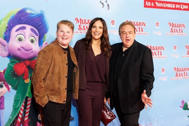 Mission Santa An Elf Saves Christmas Julius Weckauf, Bettina Zimmermann and Oliver Kalkofe at the premiere Mission Santa An Elf Saves Christmas at the cinema in the Kulturbrauerei on 25 10 2025 in Berlin Copyright: xEventpressxKochanx