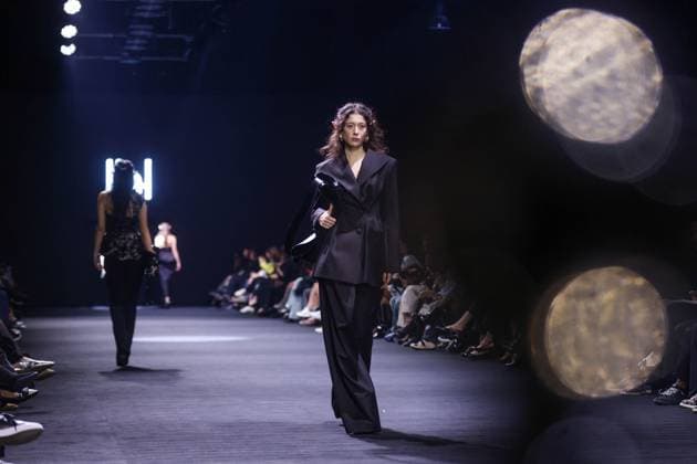 ARMENIA, YEREVAN - OCTOBER 25, 2025: A woman models creations during a runway show for THE WSHOP as part of Yerevan Fashion Week 2025 at the Meridian Expo and Event Centre Yerevan Armenia  - ZUMAt113 20251025_zaa_t113_374 Copyright: xAlexanderxPatrinx