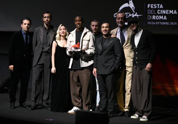October 25, 2025, Rome, ITALY: Italian director Vincenzo Alfieri (L) poses with the cast after winning the Special jury award for the movie 40 Secondi at the award ceremony of the 20th annual Rome International Film Fest in Rome, Italy, 25 October 2025. The Festa del Cinema di Roma runs from 15 to 26 October 2025. ANSA ETTORE FERRARI Rome ITALY  - ZUMAa110 20251025_zaf_a110_057 Copyright: xEttorexFerrarix