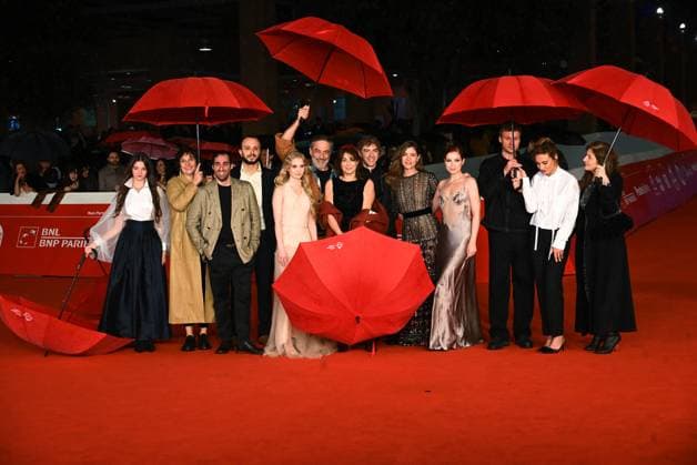 Rome: Rome Cinema Fest 2025, evening 11 - Red Carpet for the film Illusion. Pictured are the cast with umbrellas. Rome  - ZUMAp169 20251025_zea_p169_762 Copyright: xMaurizioxD Avanzox