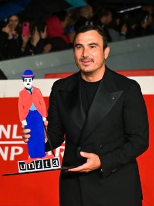Rome: Roma Cinema Fest 2025, evening 11 - Winners Red Carpet. Pictured is Francesco Di Leva with the award. Rome  - ZUMAp169 20251025_zea_p169_817 Copyright: xMaurizioxD Avanzox