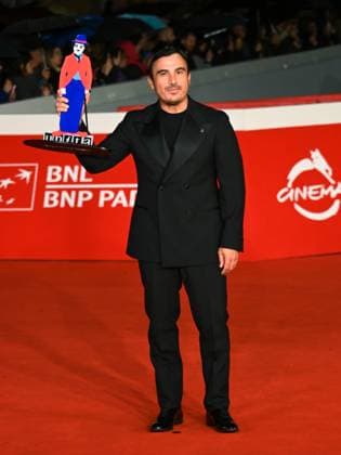 Rome: Roma Cinema Fest 2025, evening 11 - Winners Red Carpet. Pictured is Francesco Di Leva with the award. Rome  - ZUMAp169 20251025_zea_p169_851 Copyright: xMaurizioxD Avanzox