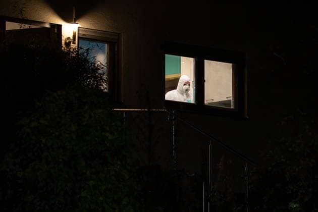 News Themen der Woche KW 43 News Bilder des Tages Drei Tote in Wohnhaus in Solms Am 25.10.2025 hat die Polizei in Solms-Niederbiel drei tote Personen in einem Wohnhaus gefunden. Zuvor meldeten Zeugen eine verletzte Person auf dem Hof des Hauses. Die Verletzte wurde ins Krankenhaus gebracht. Die Hintergründe des Geschehens sind unklar, Polizei und Staatsanwaltschaft ermitteln. Es bestand keine Gefahr für Dritte. Solms Niederbiel Hessen Deutschland *** Three dead in a residential building in Solms On 25 10 2025, police found three dead people in a residential building in Solms Niederbiel Witnesses had previously reported an injured person in the courtyard of the house The injured person was taken to hospital The background to the incident is unclear, police and the public prosecutors offic