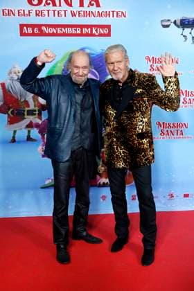 Mission Santa Ein Elf rettet Weihnachten , Premiere at Kino in der Kulturbrauerei, Berlin, 25 10 2025 Michael Mendl and Johnny Logan at a special screening of MISSION SANTA EIN ELF RETTET WEIHNACHTEN at the Kulturbrauerei in Berlin on 25 10 2025 Berlin Kino in der Kulturbrauerei Copyright: xAnitaxBuggex