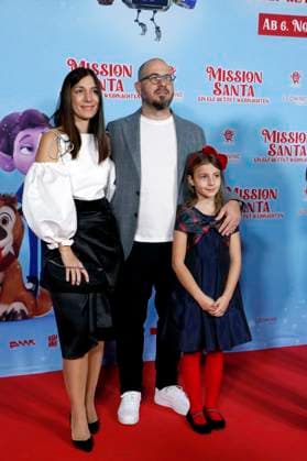 Mission Santa An Elf Saves Christmas , Premiere at Kino in der Kulturbrauerei, Berlin, 25 10 2025 Director Damjan Mitrevski with his wife and daughter at a special screening of MISSION SANTA EIN ELF RETTET WEIHNACHTEN at the Kulturbrauerei in Berlin on 25 10 2025 Berlin Kino in der Kulturbrauerei Copyright: xAnitaxBuggex