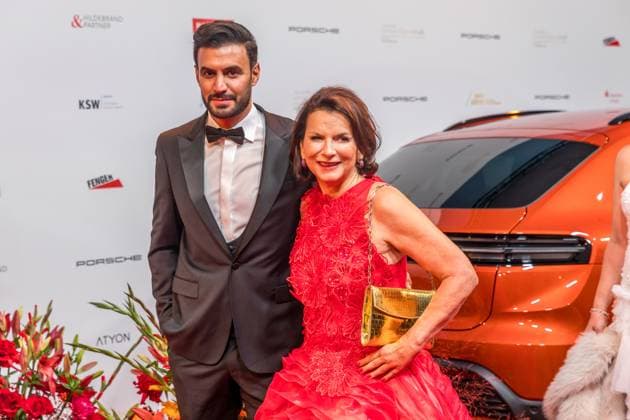 Entertainment Themen der Woche KW43 30. Opernball Leipzig. Leipziger Opernball 2025 Zwischen Glamour, Protest und Charity: Während vor der Oper auf dem Augustusplatz Hunderte gegen die Einladung von Till Lindemann demonstrierten, feierten im Inneren Gäste aus Politik, Kultur und Gesellschaft für den guten Zweck. Die Benefizgala stand unter dem Motto Leipzig hilft Kindern und vereinte Eleganz, Emotionen und gesellschaftliche Kontroverse. Claudia Obert Opernball Leipzig 2025 *** 30 Leipzig Opera Ball Leipzig Opera Ball 2025 Between glamor, protest and charity While hundreds demonstrated against Till Lindemanns invitation in front of the opera house on Augustusplatz, guests from politics, culture and society celebrated for a good cause inside The charity gala was he