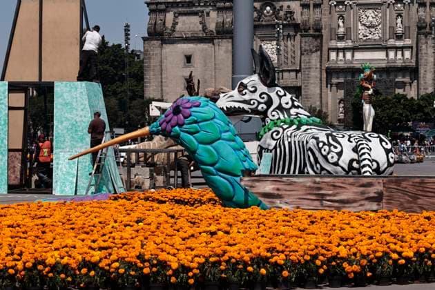 October 25, 2025, Mexico, Cdmx, Mexico: In honor of the Day of the Dead celebrations throughout Mexico, the city government opened the doors to thousands of visitors to appreciate the 2025 Day of the Dead Monumental Offering in the Plaza de la Constitucio³n. This installation of alebrijes and cartoneroÂa (paper carvings) was subject to voting; various projects competed, but the winning artists, who were in charge of the installation and assembly, were the ZION ART STUDIO COLLECTIVE. They created a representation of the pilgrimage of the inhabitants of the mythical Aztlan to Mexico Cityâ€Tenochtitlan. The pieces stand out for their size and for depicting the jaguar, the axolotl, the Xoloitzcuintle dog, the Red Queen, among other en - ZUMAp204 20251025_zip_p204_003 Copyright: xJosuexPerezx