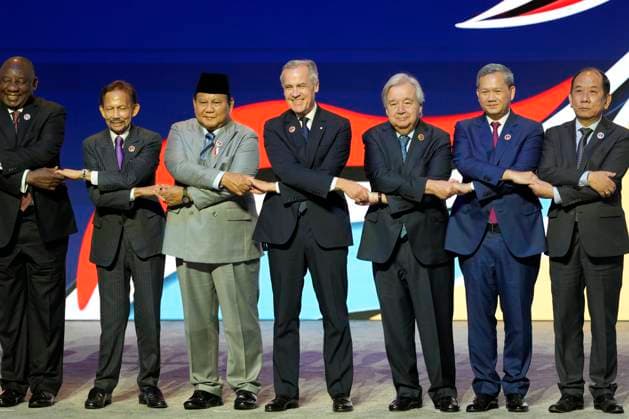 News Themen der Woche KW 43 News Bilder des Tages October 26, 2025, Kuala Lumpur, Malaysia: Prime Minister Mark Carney, centre, shakes hands with other leaders during the opening ceremony at the ASEAN summit in Kuala Lumpur, Malaysia, Sunday, Oct. 26, 2025. Kuala Lumpur Malaysia  - ZUMAc35_ 20251026_zaf_c35_006 Copyright: xAdrianxWyldx