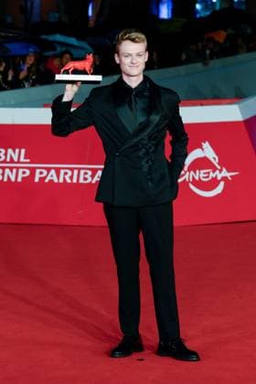 News - Festa del Cinema di Roma 2025 Anson Boon with Vittorio Gassman Award for best actor attends the Closing Ceremony red carpet during the 20th Rome Film Fest at Auditorium Parco della Musica on October 25, 2025 in Rome, Italy. Rome Auditorium Parco della Musica Italy Copyright: xFabrizioxCorradettix xLiveMediax LPN_2101430
