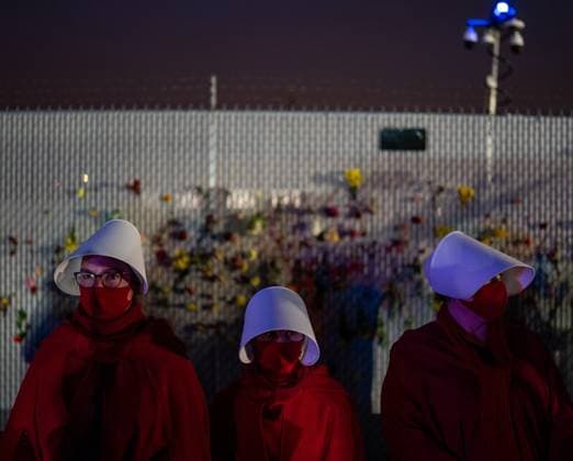 News Themen der Woche KW 43 Protesters rally against Immigration and Customs Enforcement in Little Village BROADVIEW, ILLINOIS - OCTOBER 25: Protesters dressed as handmaids demonstrate against Immigration and Customs Enforcement (ICE) near the ICE processing facility in Broadview, Illinois, United States, on October 25, 2025. Seth Herald Anadolu Illinois United States. Editorial use only. Please get in touch for any other usage.  Copyright: x2025xAnadoluxSethxHeraldx