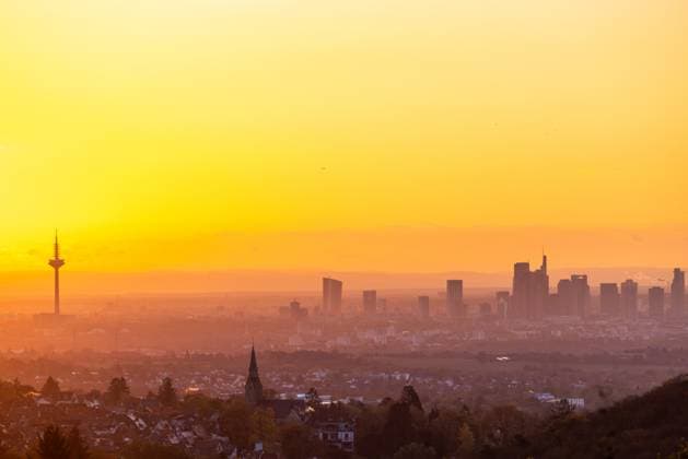 News Themen der Woche KW 43 News Bilder des Tages Frankfurt am Morgen Blick über Kronberg auf die Frankfurter Skyline bei Sonnenaufgang., Kronberg Hessen Deutschland *** Frankfurt in the morning View over Kronberg to the Frankfurt skyline at sunrise , Kronberg Hessen Germany