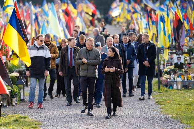 News Themen der Woche KW 43 News Bilder des Tages Katherina Reiche (CDU), Bundesministerin fuer Wirtschaft und Energie, reist in die Ukraine. Hier beim Besuch des Gedenkortes Friedhof der gefallenen Soldatinnen und Soldaten Marsfeld, in Begleitung des Buergermeisters der Stadt Lwiw, Andrii Sadowyi . Liwiw, 26.10.2025. Fotografiert im Auftrag des BMWE Liwiw Ukraine *** Katherina Reiche CDU , Federal Minister for Economic Affairs and Energy, travels to Ukraine Here during a visit to the memorial site Cemetery of the Fallen Soldiers Marsfeld, accompanied by the mayor of the city of Lviv, Andrii Sadovyi Lviv, 26 10 2025 Photographed on behalf of the BMWE Lviv Ukraine Copyright: xThomasxImo BMWEx