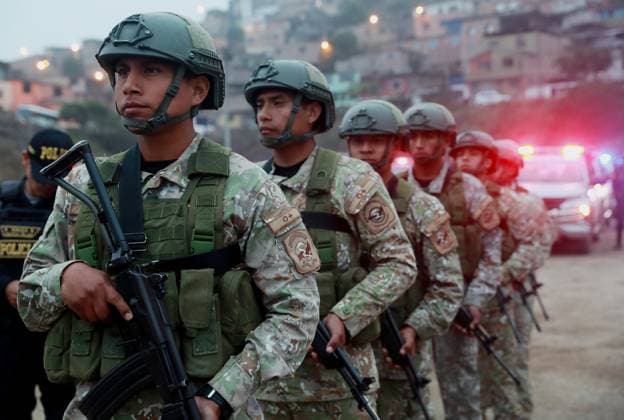 News Themen der Woche KW 43 (251026) -- LIMA, Oct. 26, 2025 -- Members of the Peruvian Army line up in formation before patrolling the streets during the state of emergency in the district of Villa Mar¨ªa del Triunfo, in southern Lima, Peru, Oct. 25, 2025. Peruvian President Jose Jeri declared on Tuesday a 30-day state of emergency for the capital Lima and the neighboring Callao region to tackle worsening public security. (Photo by Xinhua) PERU-LIMA-STATE OF EMERGENCY MarianaxBazo 