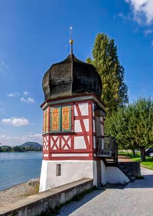 Kleiner historischer Turm Zwiebeltürmchen am Rheinufer in Stein am Rhein, Kanton Schaffhausen, Schweiz, Europa Kleiner historischer Turm Zwiebeltürmchen am Rheinufer in Stein am Rhein, Kanton Schaffhausen, Schweiz *** Small historic tower Onion Tower on the banks of the Rhine in Stein am Rhein, Canton Schaffhausen, Switzerland, Europe Small historic tower Onion Tower on the banks of the Rhine in Stein am Rhein, Canton Schaffhausen, Switzerland