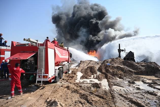 News Themen der Woche KW 43 News Bilder des Tages One killed, several injured in Iraq s Basra gas depot explosion BASRA, IRAQ - OCTOBER 26: Firefighter teams conduct operation to extinguish fire as a gas leak triggered an explosion at the Zubair gas storage facility in Iraq’s Basra province on Sunday, October 26, 2025. According to the Basra Health Directorate, one worker was killed and six others were injured in the blast. Operations at the facility were immediately suspended, and oil exports were temporarily halted following the incident. Haidar Mohammed Ali Anadolu Basra Iraq. Editorial use only. Please get in touch for any other usage.  Copyright: x2025xAnadoluxHaidarxMohammedxAlix