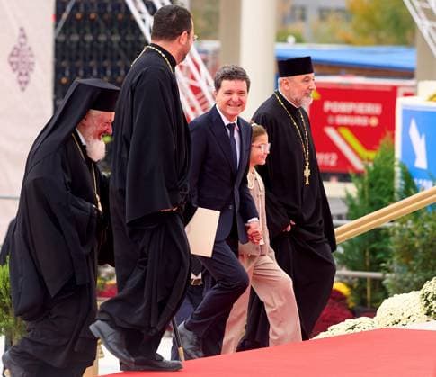 Worlds Largest Orthodox Cathedral, Icons Consecration, Bucharest, Romania Bucharest, Romania. 26th Oct, 2025: Nicusor Dan, the President of Romania, with his partner, Mirabela Gradinaru, and their children, Aheea Dan and Antim Dan, arrive at the Romanian National Cathedral to attend the consecration of the interior mosaics icons of the Cathedral, an event marking the centennial of the Romanian Orthodox Patriarchate and 140 years of Autocephaly. First proposed in 1881 during the reign of King Carol I, it has been under construction since 2010 and stands today as the largest Orthodox Cathedral in the world, dominating Bucharest with its over 130 meters height. Bucharest Romania Copyright: xLucianxAlecux