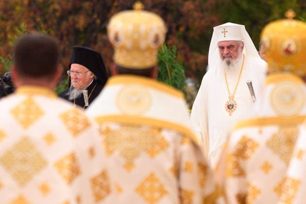 Worlds Largest Orthodox Cathedral, Icons Consecration, Bucharest, Romania Bucharest, Romania. 26th Oct, 2025: Ecumenical Patriarch Bartholomew I of Constantinople (L) and Romanian Patriarch Daniel (R) arrives at the Romanian National Cathedral to consecrate the interior mosaics icons of the Cathedral, an event marking the centennial of the Romanian Orthodox Patriarchate and 140 years of Autocephaly. First proposed in 1881 during the reign of King Carol I, it has been under construction since 2010 and stands today as the largest Orthodox Cathedral in the world, dominating Bucharest with its over 130 meters height. Bucharest Romania Copyright: xLucianxAlecux