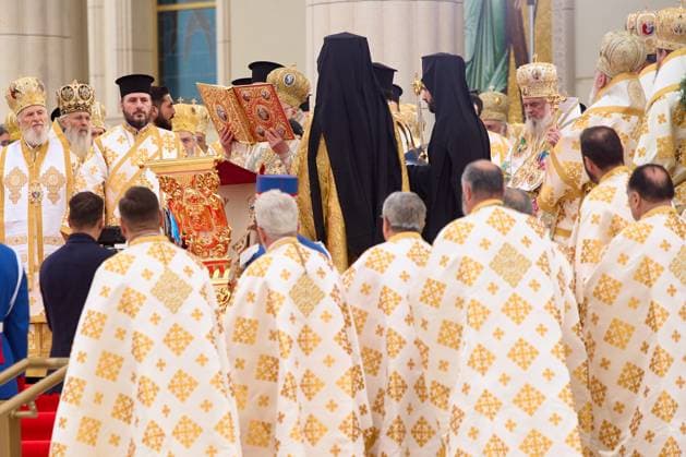 Worlds Largest Orthodox Cathedral, Icons Consecration, Bucharest, Romania Bucharest, Romania. 26th Oct, 2025: Ecumenical Patriarch Bartholomew I of Constantinople (C) holds the service of consecration of the interior mosaics icons of the Romanian National Cathedral, an event marking the centennial of the Romanian Orthodox Patriarchate and 140 years of Autocephaly. First proposed in 1881 during the reign of King Carol I, it has been under construction since 2010 and stands today as the largest Orthodox Cathedral in the world, dominating Bucharest with its over 130 meters height. Bucharest Romania Copyright: xLucianxAlecux