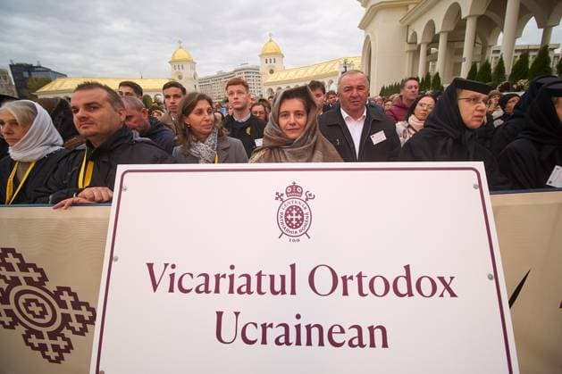 Worlds Largest Orthodox Cathedral, Icons Consecration, Bucharest, Romania Bucharest, Romania. 26th Oct, 2025: Believers from the Ukrainian Orthodox Vicariate attend the consecration of the interior mosaics icons of the Romanian National Cathedral, an event marking the centennial of the Romanian Orthodox Patriarchate and 140 years of Autocephaly. First proposed in 1881 during the reign of King Carol I, it has been under construction since 2010 and stands today as the largest Orthodox Cathedral in the world, dominating Bucharest with its over 130 meters height. Bucharest Romania Copyright: xLucianxAlecux