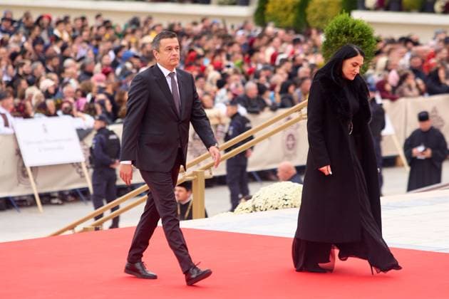 Worlds Largest Orthodox Cathedral, Icons Consecration, Bucharest, Romania Bucharest, Romania. 26th Oct, 2025: Sorin Grindeanu (L), president of the Social Democratic Party (PSD), arrives at the Romanian National Cathedral to attend the consecration of the interior mosaics icons of the Cathedral, an event marking the centennial of the Romanian Orthodox Patriarchate and 140 years of Autocephaly. First proposed in 1881 during the reign of King Carol I, it has been under construction since 2010 and stands today as the largest Orthodox Cathedral in the world, dominating Bucharest with its over 130 meters height. Bucharest Romania Copyright: xLucianxAlecux