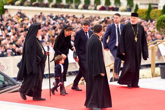 Worlds Largest Orthodox Cathedral, Icons Consecration, Bucharest, Romania Bucharest, Romania. 26th Oct, 2025: Nicusor Dan, the President of Romania, with his partner, Mirabela Gradinaru, and their children, Aheea Dan and Antim Dan, arrive at the Romanian National Cathedral to attend the consecration of the interior mosaics icons of the Cathedral, an event marking the centennial of the Romanian Orthodox Patriarchate and 140 years of Autocephaly. First proposed in 1881 during the reign of King Carol I, it has been under construction since 2010 and stands today as the largest Orthodox Cathedral in the world, dominating Bucharest with its over 130 meters height. Bucharest Romania Copyright: xLucianxAlecux