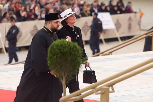 Worlds Largest Orthodox Cathedral, Icons Consecration, Bucharest, Romania Bucharest, Romania. 26th Oct, 2025: Judge of the Constitutional Court of Romania Laura Iuliana Scantei arrives at the Romanian National Cathedral to attend the consecration of the interior mosaic icons of the Cathedral, an event marking the centennial of the Romanian Orthodox Patriarchate and 140 years of Autocephaly. First proposed in 1881 during the reign of King Carol I, it has been under construction since 2010 and stands today as the largest Orthodox Cathedral in the world, dominating Bucharest with its over 130 meters height. Bucharest Romania Copyright: xLucianxAlecux