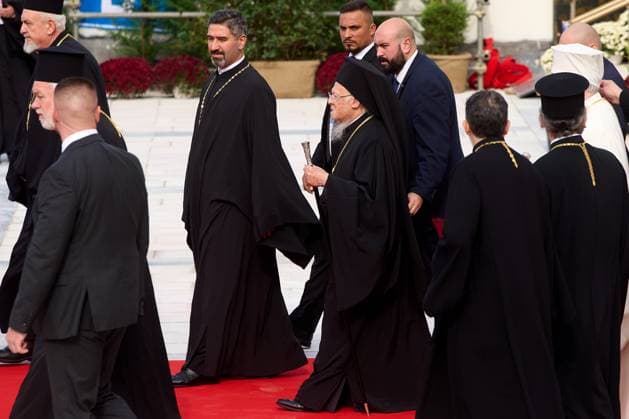 Worlds Largest Orthodox Cathedral, Icons Consecration, Bucharest, Romania Bucharest, Romania. 26th Oct, 2025: Ecumenical Patriarch Bartholomew I of Constantinople leaves after consecrating the interior mosaic icons of the Romanian National Cathedral, an event marking the centennial of the Romanian Orthodox Patriarchate and 140 years of Autocephaly. First proposed in 1881 during the reign of King Carol I, it has been under construction since 2010 and stands today as the largest Orthodox Cathedral in the world, dominating Bucharest with its over 130 meters height. Bucharest Romania Copyright: xLucianxAlecux