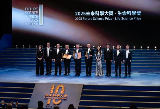 HONG KONG, CHINA - OCTOBER 26: The Life Science Prize laureates Ji Qiang (L4), Xu Xing (L5), Zhou Zhonghe (L6) pose with their trophies during the award ceremony of 2025 Future Science Prize on October 26, 2025 in Hong Kong, China. Seven scientists were awarded here Sunday the 2025 Future Science Prize for their achievements in the fields of life sciences, physical sciences, mathematics and computer science.  Copyright: xChinaxNewsxServicex 111599853709