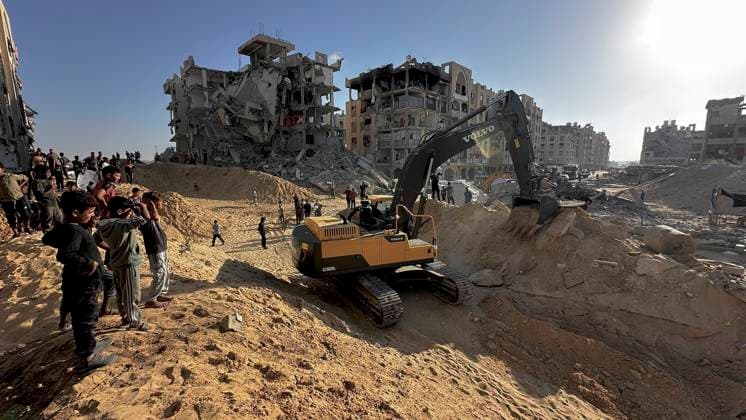 News Bilder des Tages Excavation Continues For Hostage Excavation crews work amid rubble in Hamad City, west of Khan Yunis, Gaza, on October 26, 2025. Residents begin to adjust as recovery efforts continue following recent clashes. On-site operations include the exhumation of Israeli Amiram Kober s body, part of preparations for a possible prisoner exchange with Israel. The work continues as heavy Egyptian vehicles entered Gaza the previous evening. Khan Yunis Gaza Strip Palestinian Territories Copyright: xDoaaxAlbazx
