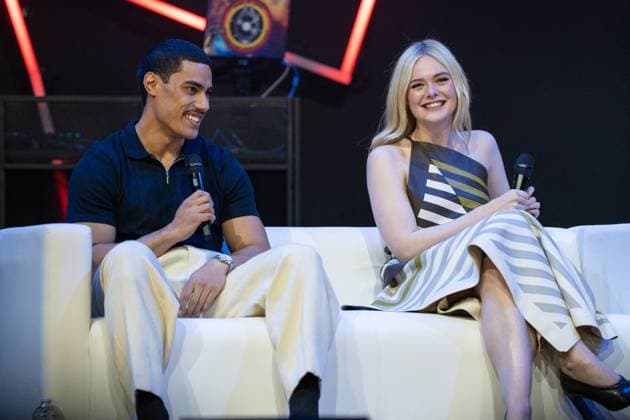 Entertainment Themen der Woche KW43 Entertainment Bilder des Tages Elle Fanning At MCM Comic Con London Panel - London Dimitrius Schuster-Koloamatangi and Elle Fanning attend the MCM Comic Con London Panel of 20th Century Studios Predator: Badlands at London ExCeL London, UK on October 27, 2025. Photo by LounisPhotography ABACAPRESS.COM London United Kingdom  Copyright: xLounisPhotography ABACAx