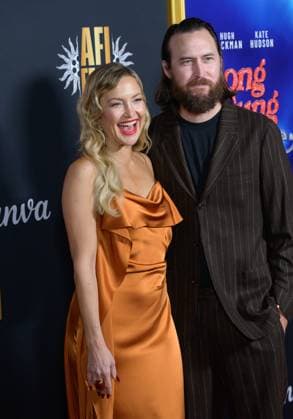 AFI Fest 2025 special screening of Song Sung Blue LOS ANGELES, USA October 26, 2025 Kate Hudson Danny Fujikawa at the AFI FEST premiere for Song Sung Blue at the TCL Chinese Theatre Picture Paul Smith Featureflash 450065 2025 10 26 CA Los Angeles  Copyright: xPaulxSmithx xFeaturesxFlashx xStarfacex STAR_450065_124