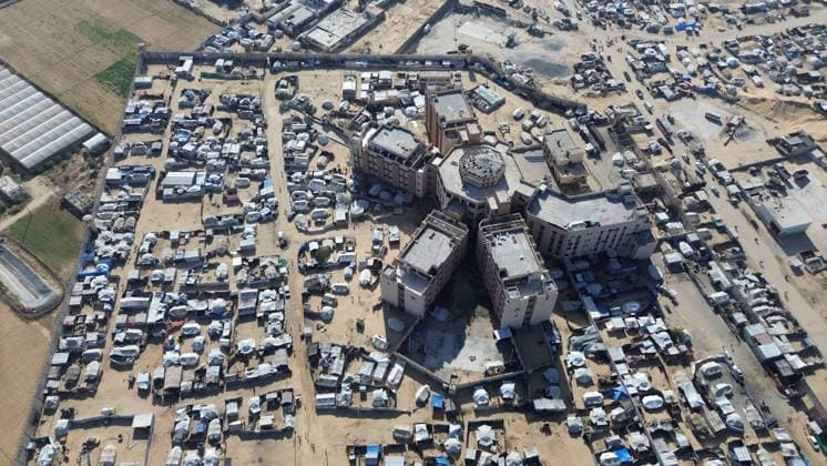 News Themen der Woche KW 43 News Bilder des Tages Asdaa Prison turned into shelter for Palestinians in Khan Yunis KHAN YUNIS, GAZA - OCTOBER 26: An aerial view of the Asdaa Prison, formerly used as a detention center, now turned into a shelter for Palestinians whose homes were destroyed in Khan Yunis, Gaza on October 26, 2025. After Israel’s withdrawal from the area following the ceasefire agreement, Palestinians returning home were met with buildings reduced to rubble. With no houses left to stay in, those who sought refuge in the prison are now living under harsh conditions in cells lacking water and electricity. Mohammed Eslayeh Anadolu Khan Yunis Gaza. Editorial use only. Please get in touch for any other usage.  Copyright: x2025xAnadoluxMohammedxEslayehx